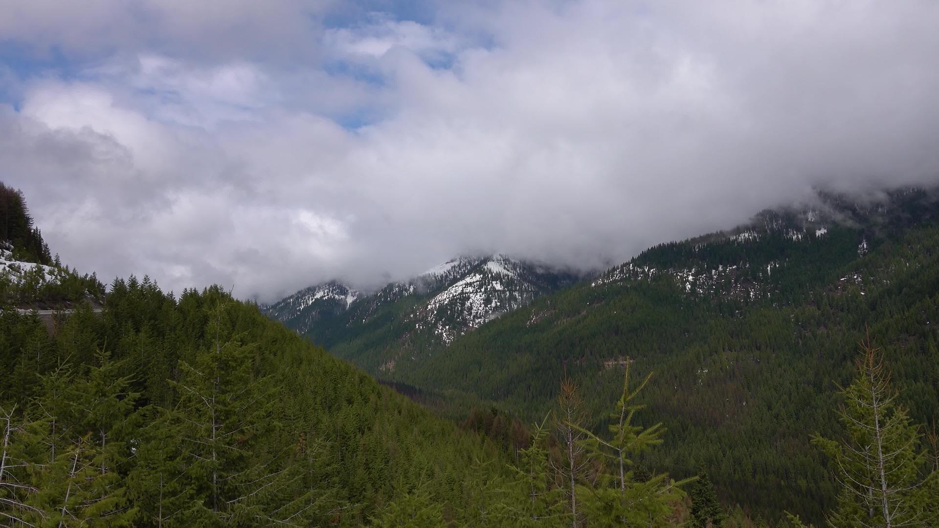 山上满是厚厚的云彩蒙大拿和我们一起长大视频的预览图