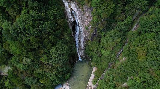 航拍5A平顶山尧山风景区景点九曲瀑布视频视频的预览图
