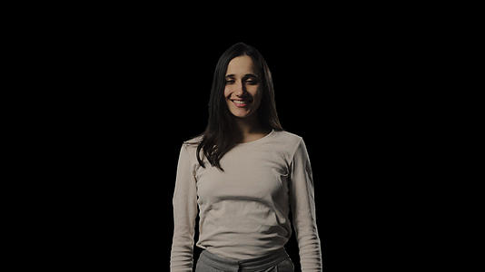 中东吸引人的女性在孤立的背景下微笑视频的预览图