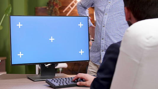 商人在办公室用绿屏电脑打字用绿屏打字视频的预览图
