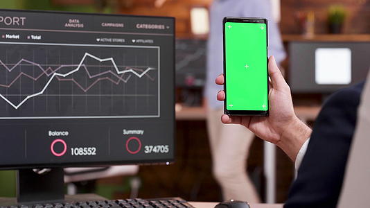 使用绿色屏幕操作手机的商家的后视线infowhatsthis视频的预览图