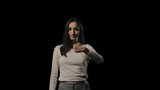 在孤立的背景中 女人用牙齿微笑 举起拇指视频的预览图