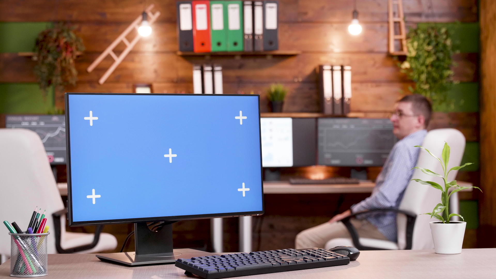 公司办公室的计算机有色屏幕视频的预览图