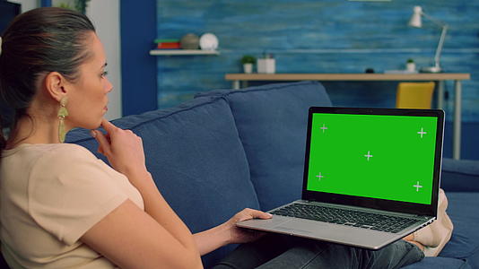 跟踪假冒绿屏染色体手提笔记本电脑中的女性免费心脏视频的预览图