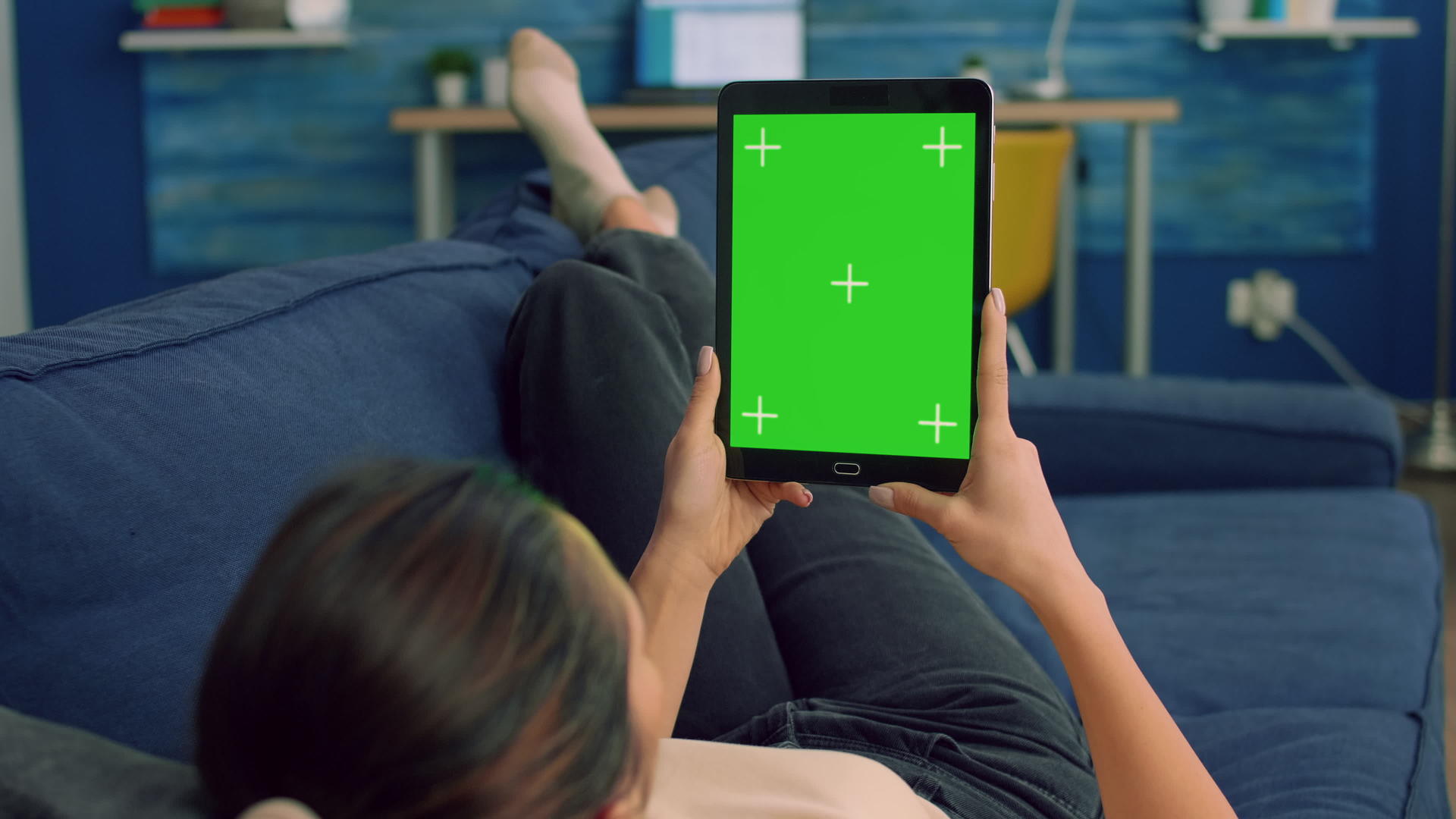 睡在沙发上的临时妇女使用平板电脑模拟绿色屏幕视频的预览图