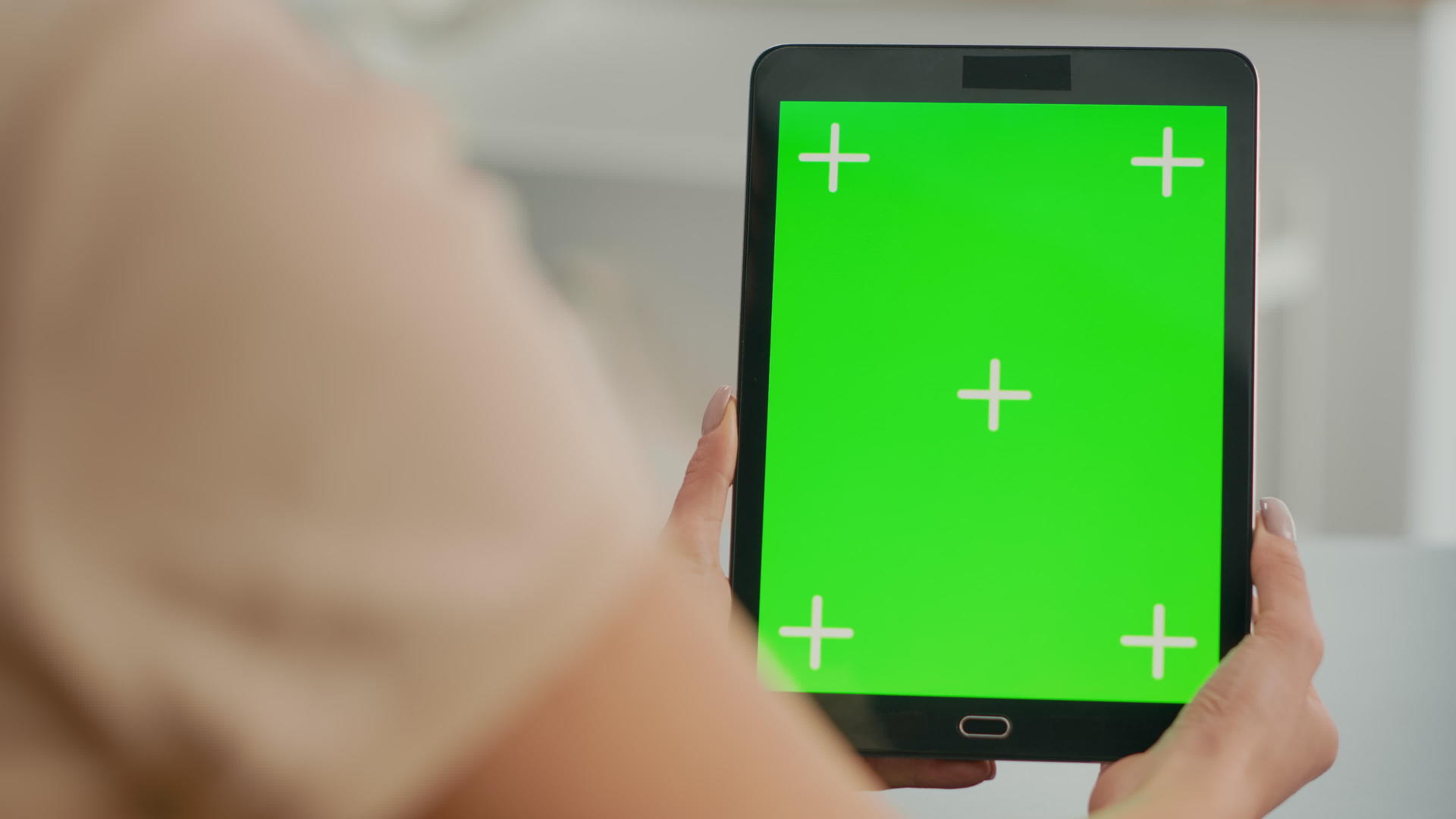 握着平板电脑和绿板电脑和绿色屏幕举起手视频的预览图