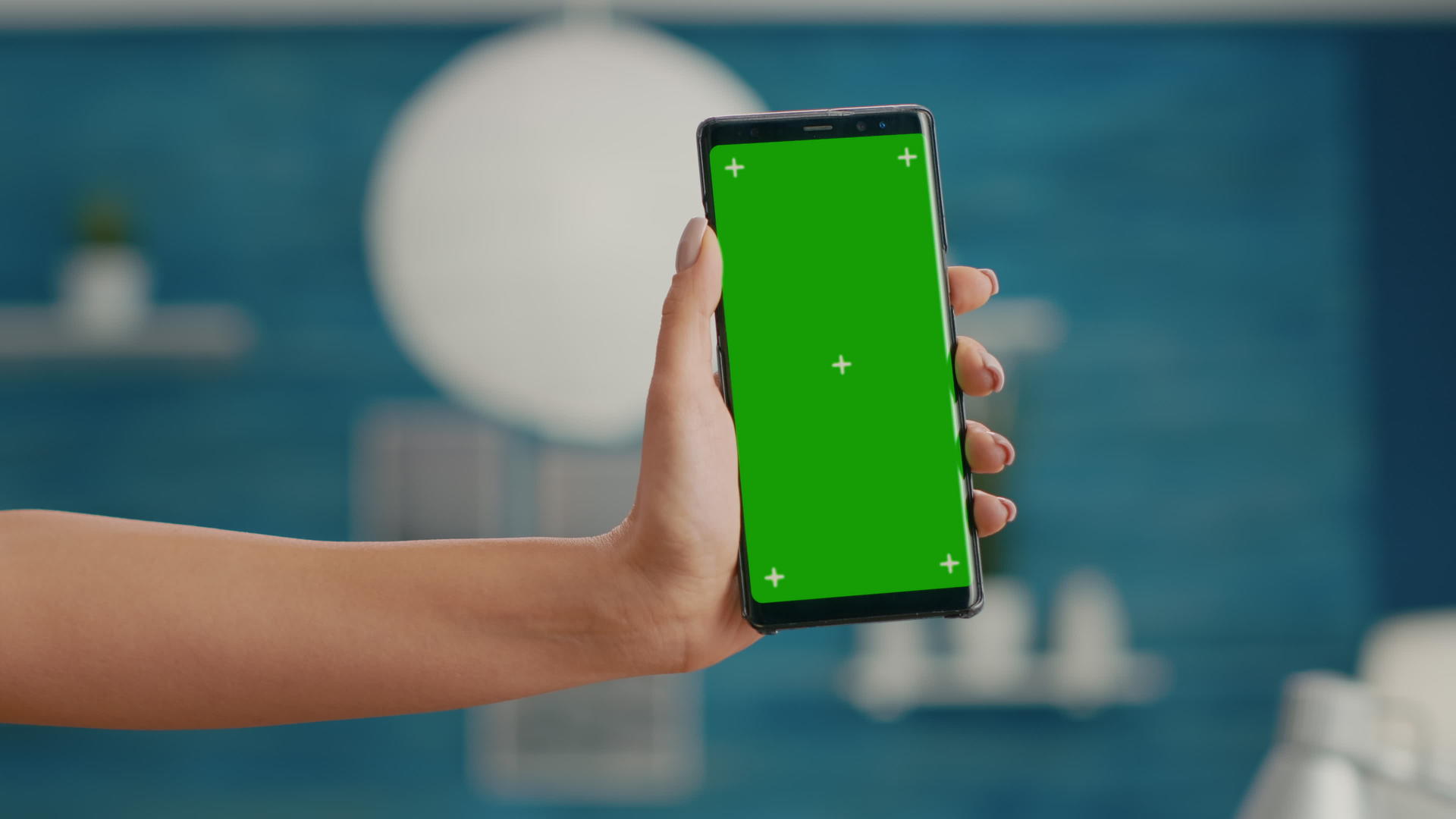 自由职业者持有智能手机垂直模型的绿色屏幕色度键视频的预览图