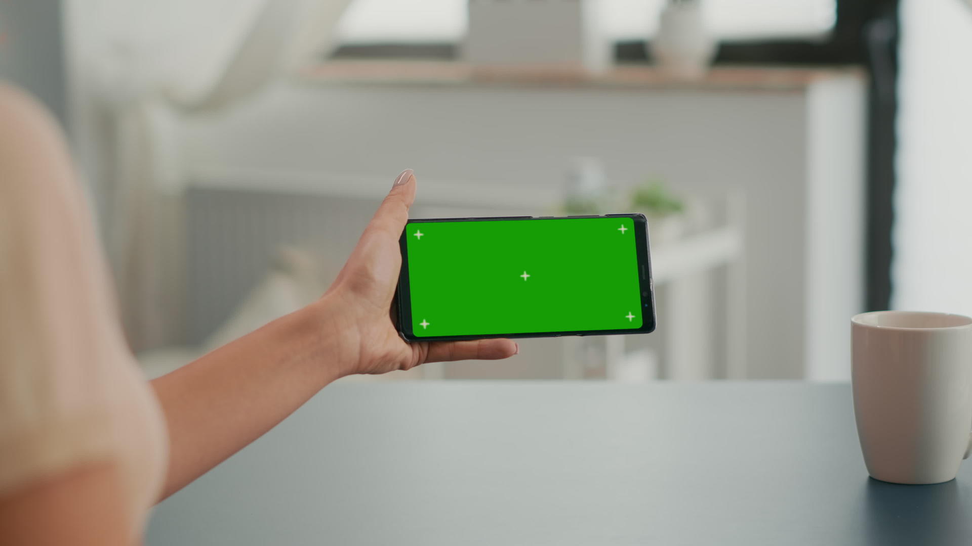 自由职业者持有智能手机模拟绿色屏幕视频的预览图