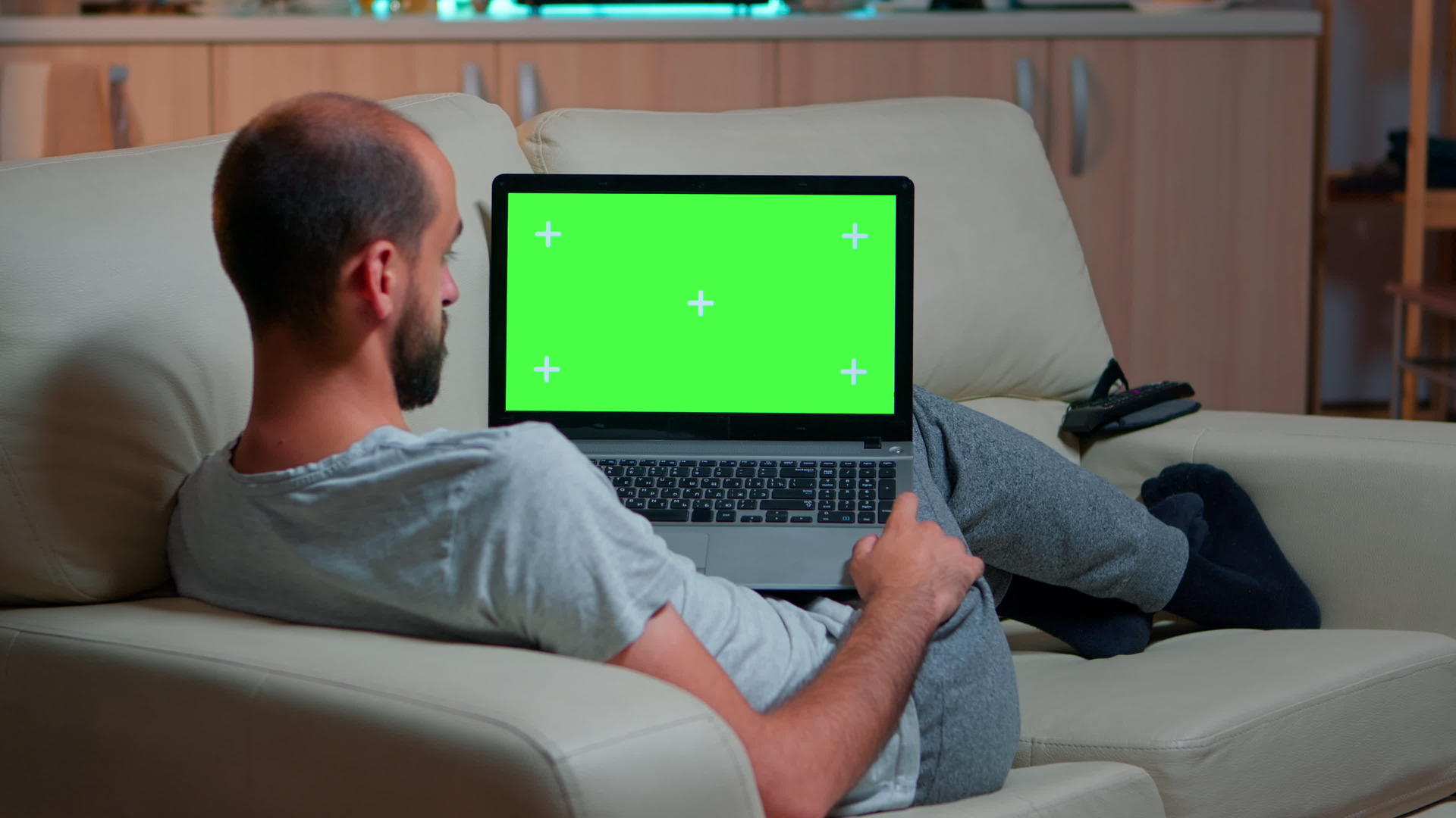 男人躺在沙发上做电脑工作视频的预览图