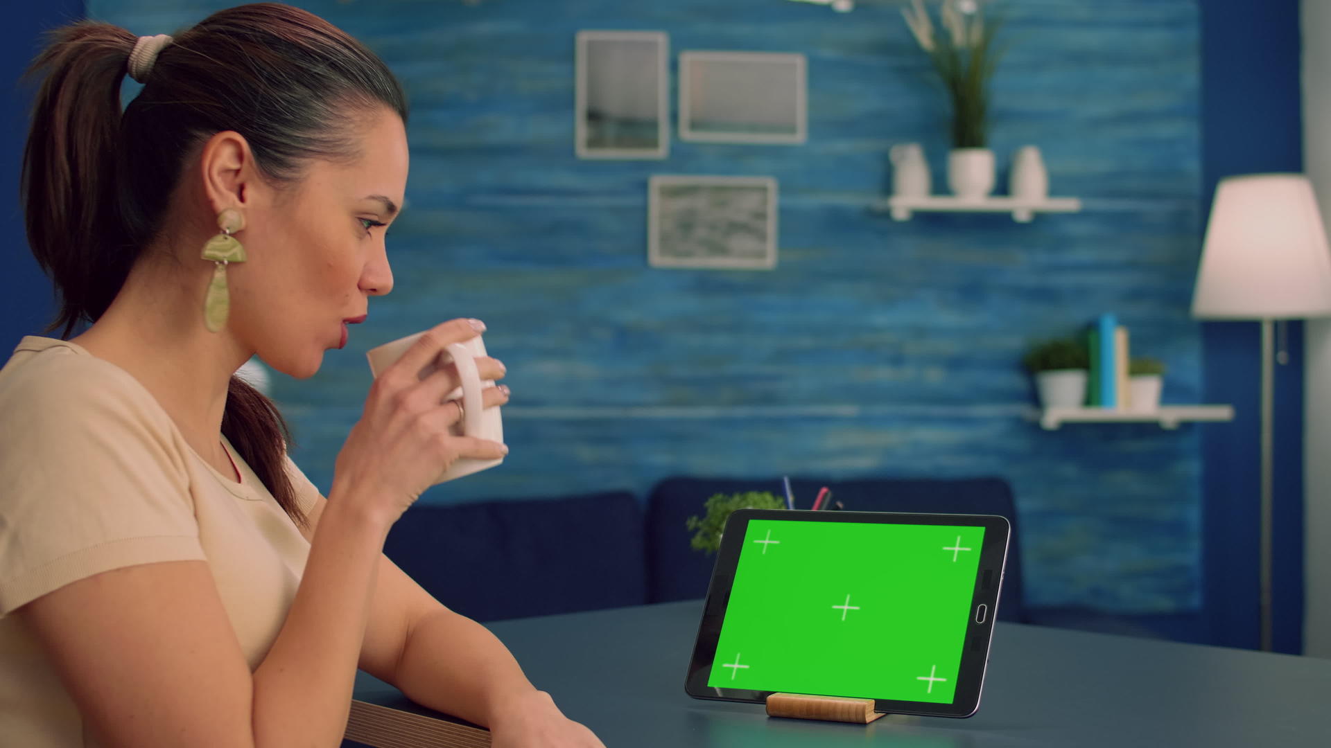 自由自由职业者持有绿色屏幕模拟的触摸板视频的预览图