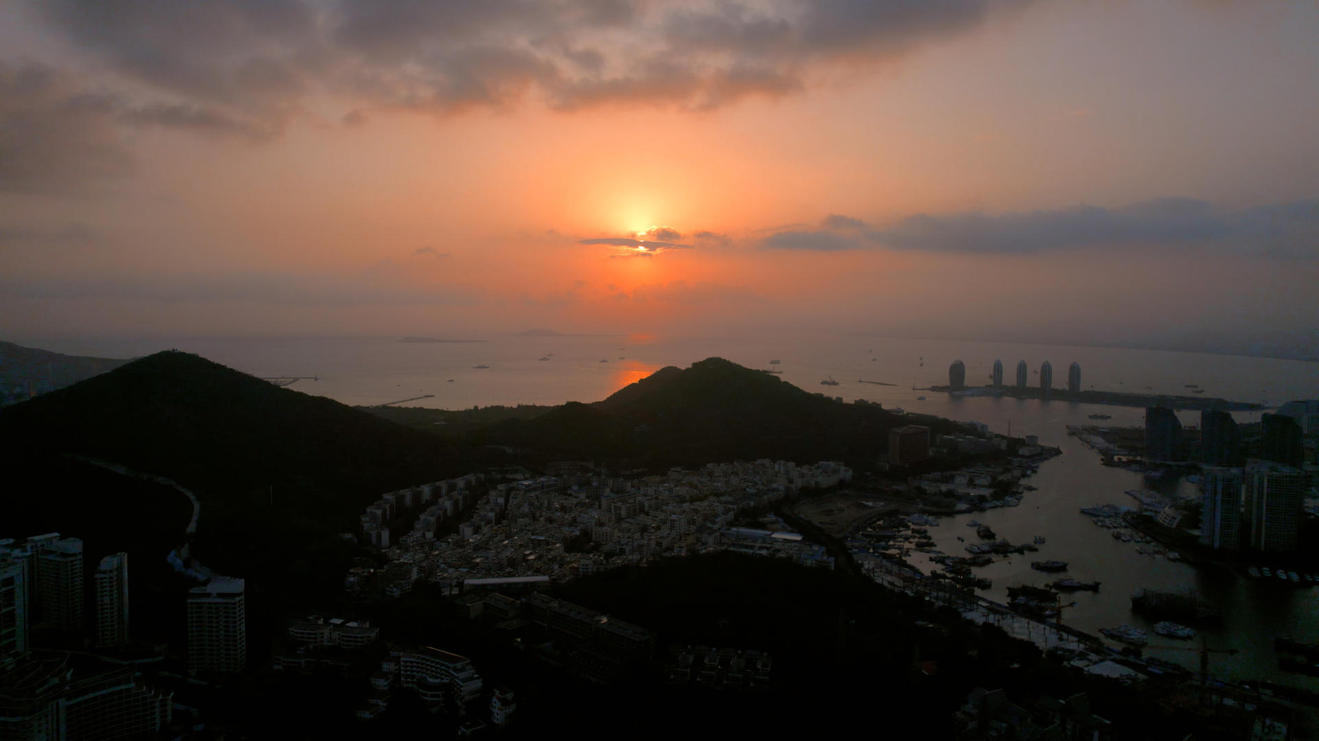 5K美丽的航空摄影俯瞰三亚城市的日落视频的预览图