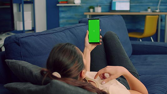任意女性拥有智能手机和绿色屏幕视频的预览图