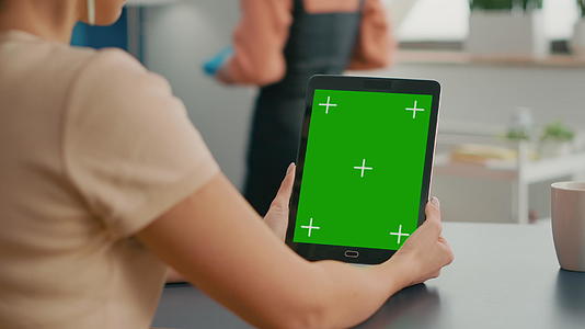 自由职业女性拥有平板电脑模拟绿色屏幕视频的预览图
