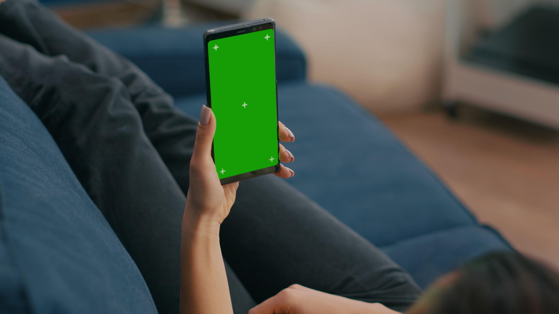自由和自由职业者持有直模式智能手机模拟绿色屏幕视频的预览图
