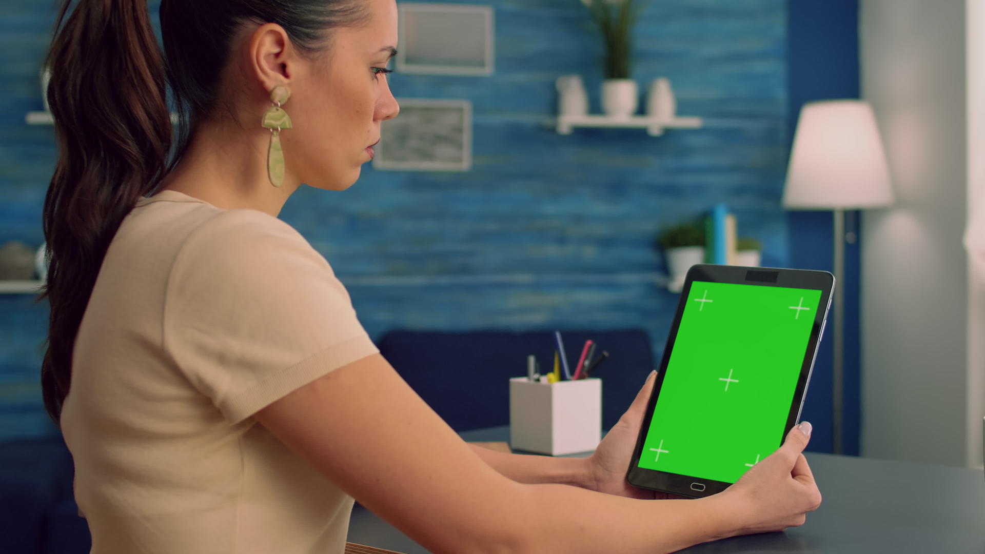 自由自由职业者持有平板电脑并模拟绿色屏幕铬钥匙视频的预览图