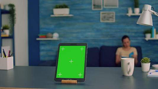 家庭工作室配有平板电脑模拟绿屏染色仪器视频的预览图