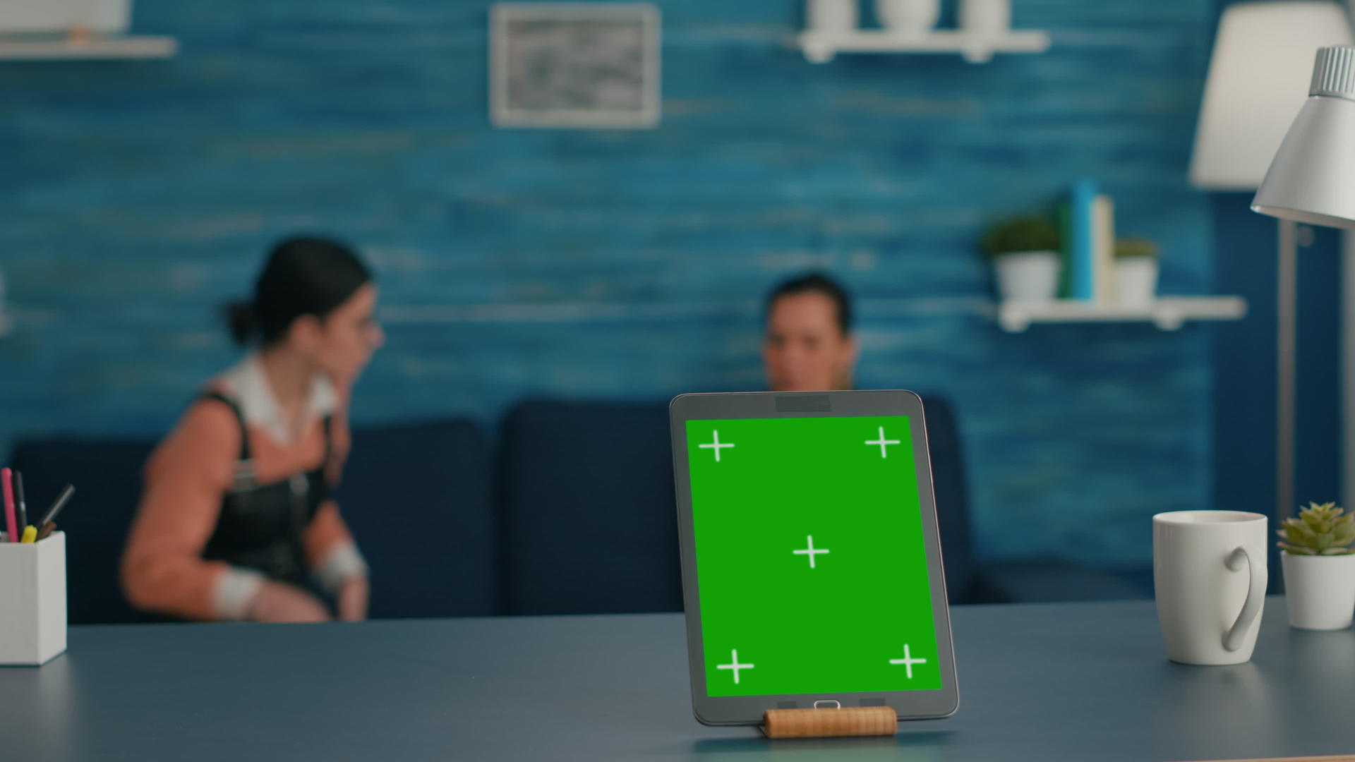将绿色屏幕染色体钥匙制成模拟的单片平板电脑放在桌子上视频的预览图