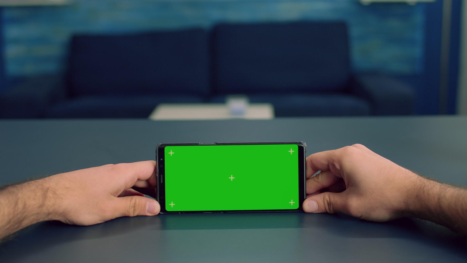 手持水平智能手机的人的爪子视频的预览图