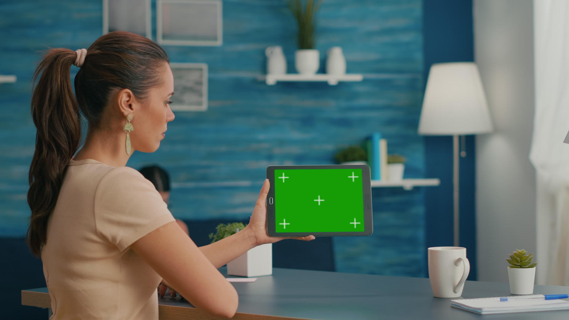 女性和女性使用绿色屏幕看平板电脑视频的预览图