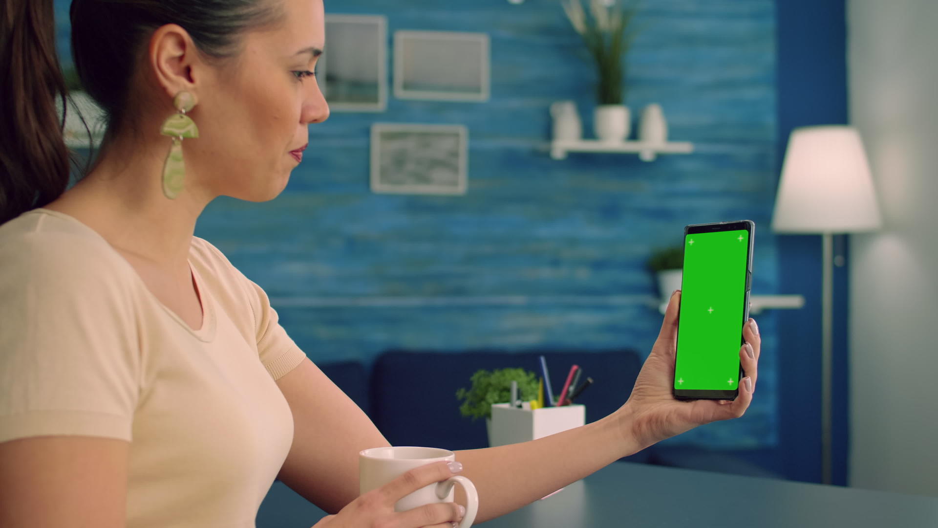 女商持有绿色屏幕染色体使用智能手机视频的预览图