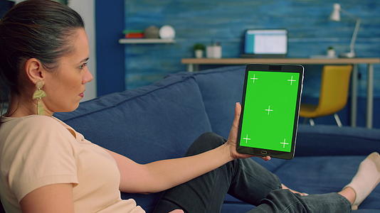 女商人用孤立的平板电脑模拟绿屏视频的预览图
