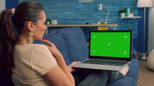 女性打字和看笔记本电脑的背面镜头视频的预览图
