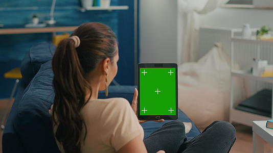 商业女性看平板电脑模拟绿色屏幕染色仪表显示器视频的预览图