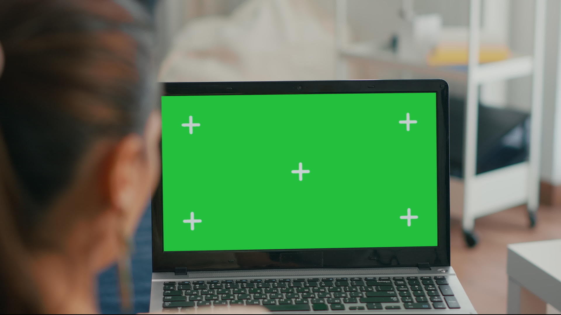 关闭笔记本电脑模拟绿色屏幕染色仪表显示视频的预览图