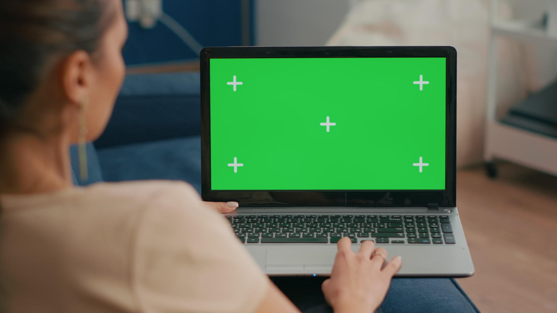 使用笔记本电脑模拟绿色屏幕染色仪表显示组装绿色屏幕视频的预览图