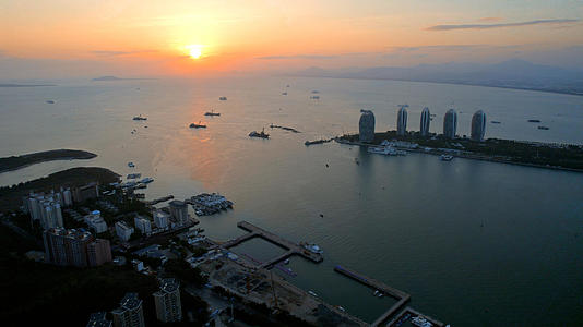 5K唯美航拍海南三亚凤凰湾夕阳黄昏视频的预览图