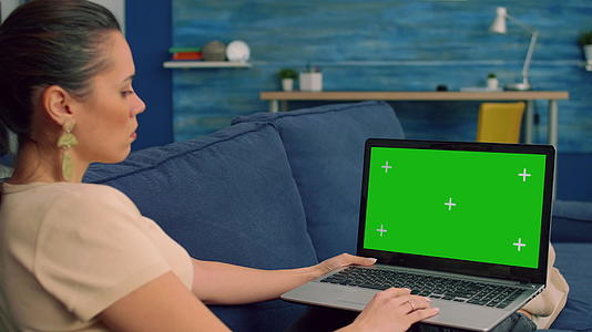 自由自由职业者使用笔记本电脑模拟绿色屏幕视频的预览图