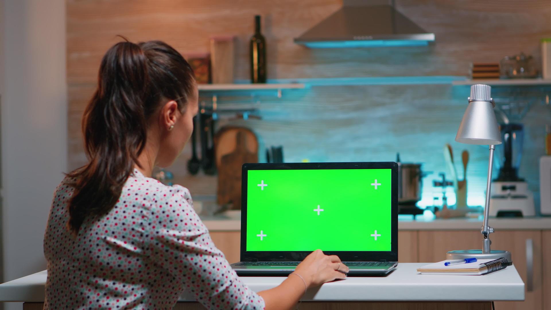 商业女性看绿屏笔记本电脑视频的预览图