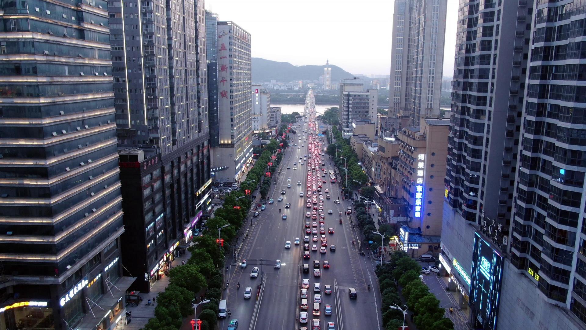 4K航拍城市拥堵交通视频的预览图