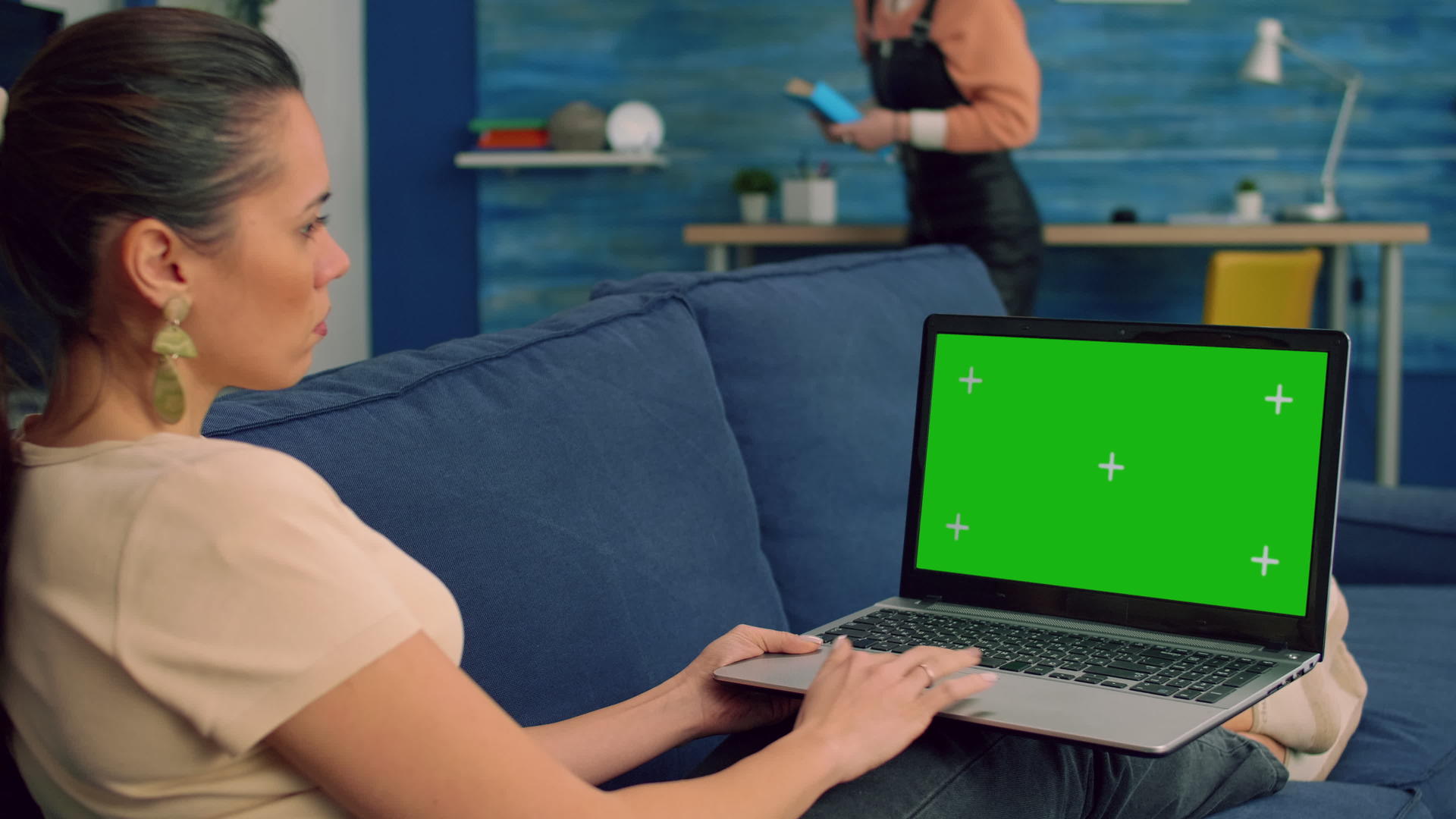商业女性从事笔记本电脑工作模拟绿色屏幕视频的预览图