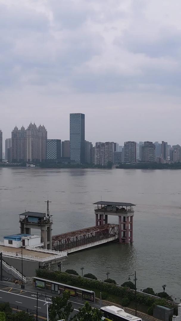 长江中下游汛期最危险的航拍部分汉江与长江交汇处武汉汉口龙王庙段防汛材料视频的预览图