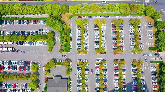 4K航拍城市绿色停车场视频的预览图