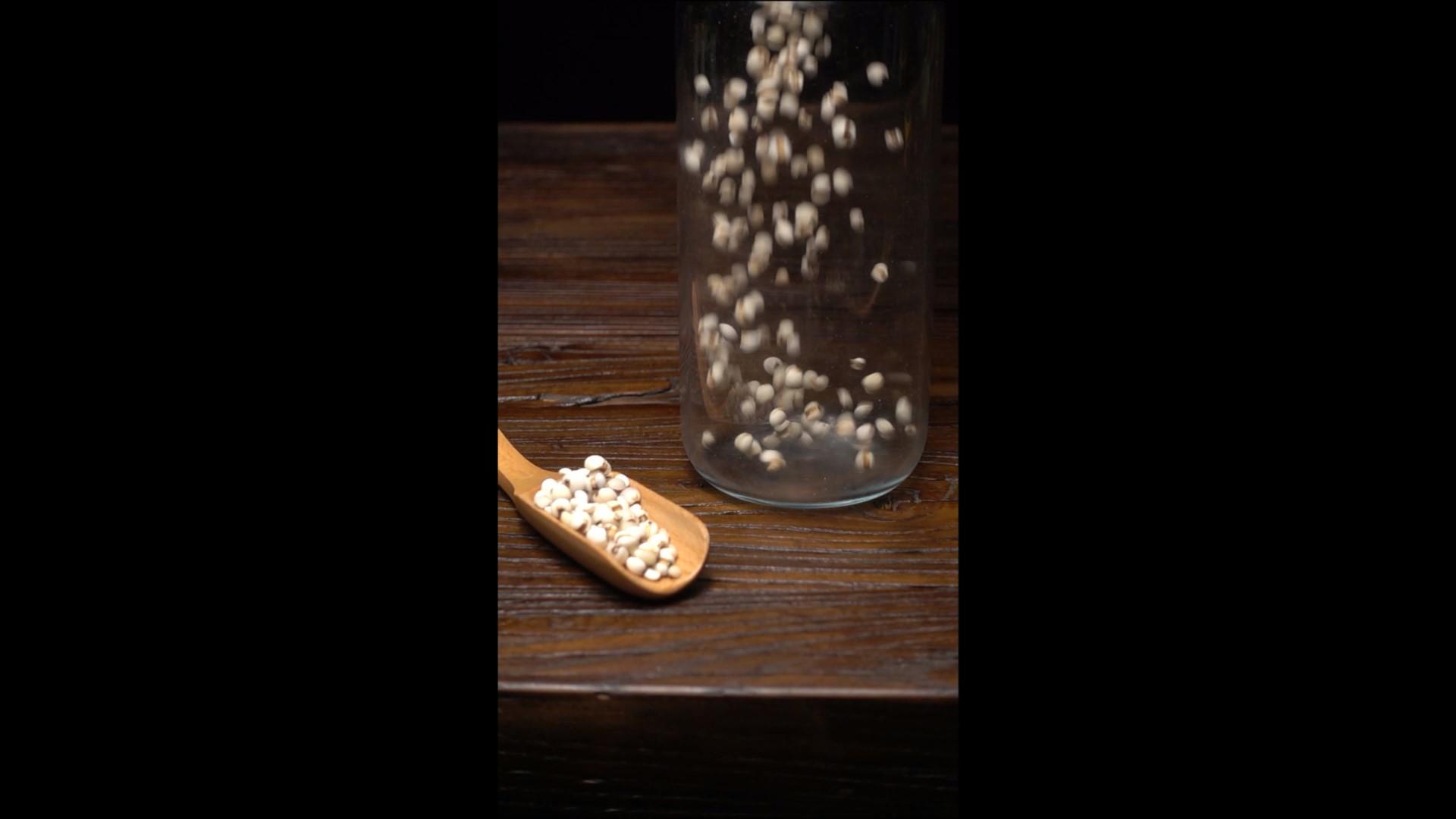 竖屏升格薏米玻璃瓶中下落视频的预览图