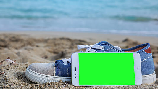海滩上有绿色屏幕的电话视频的预览图