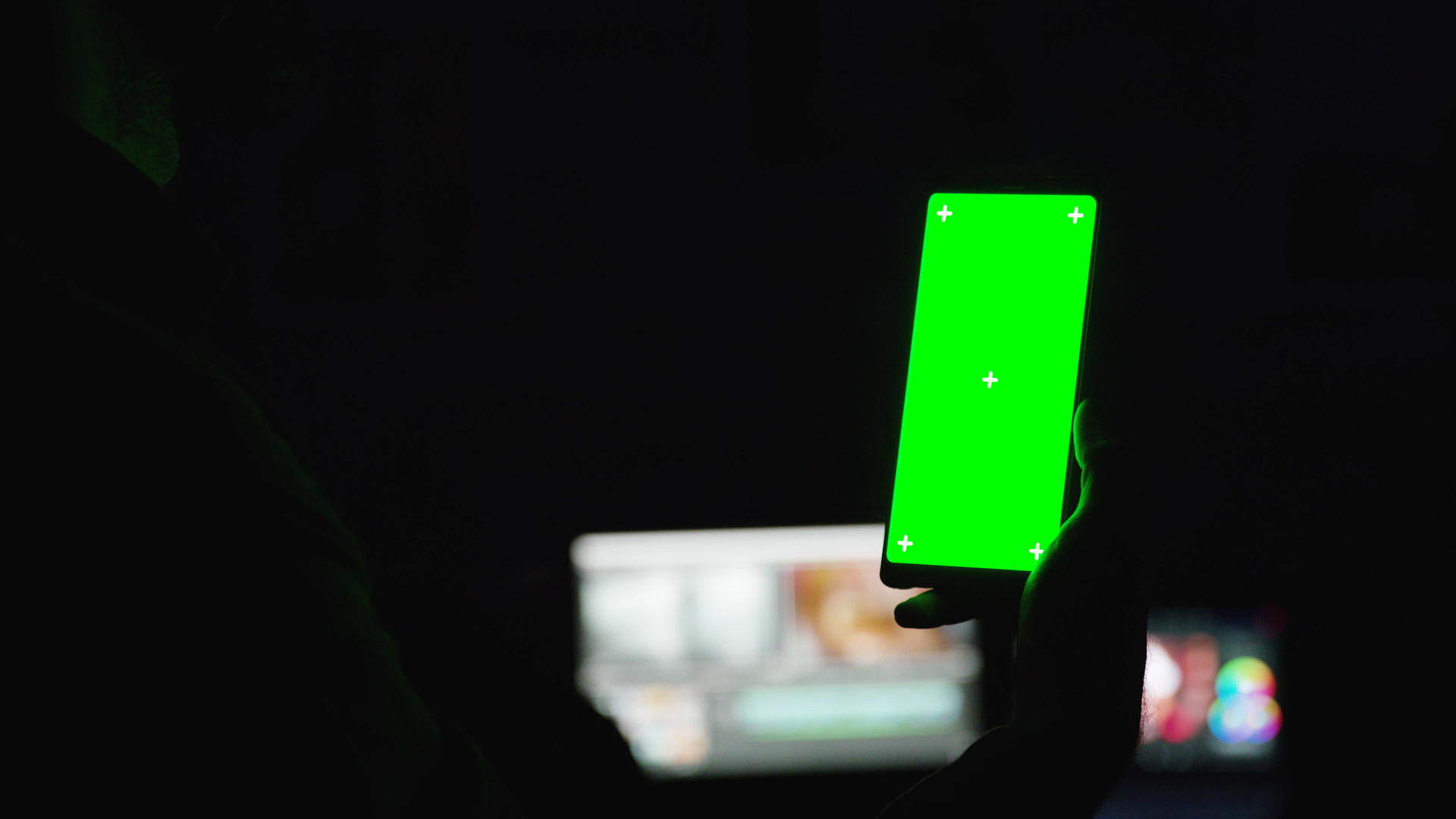 男性镜头缩放以绿色屏幕模拟模式拍摄智能手机视频的预览图