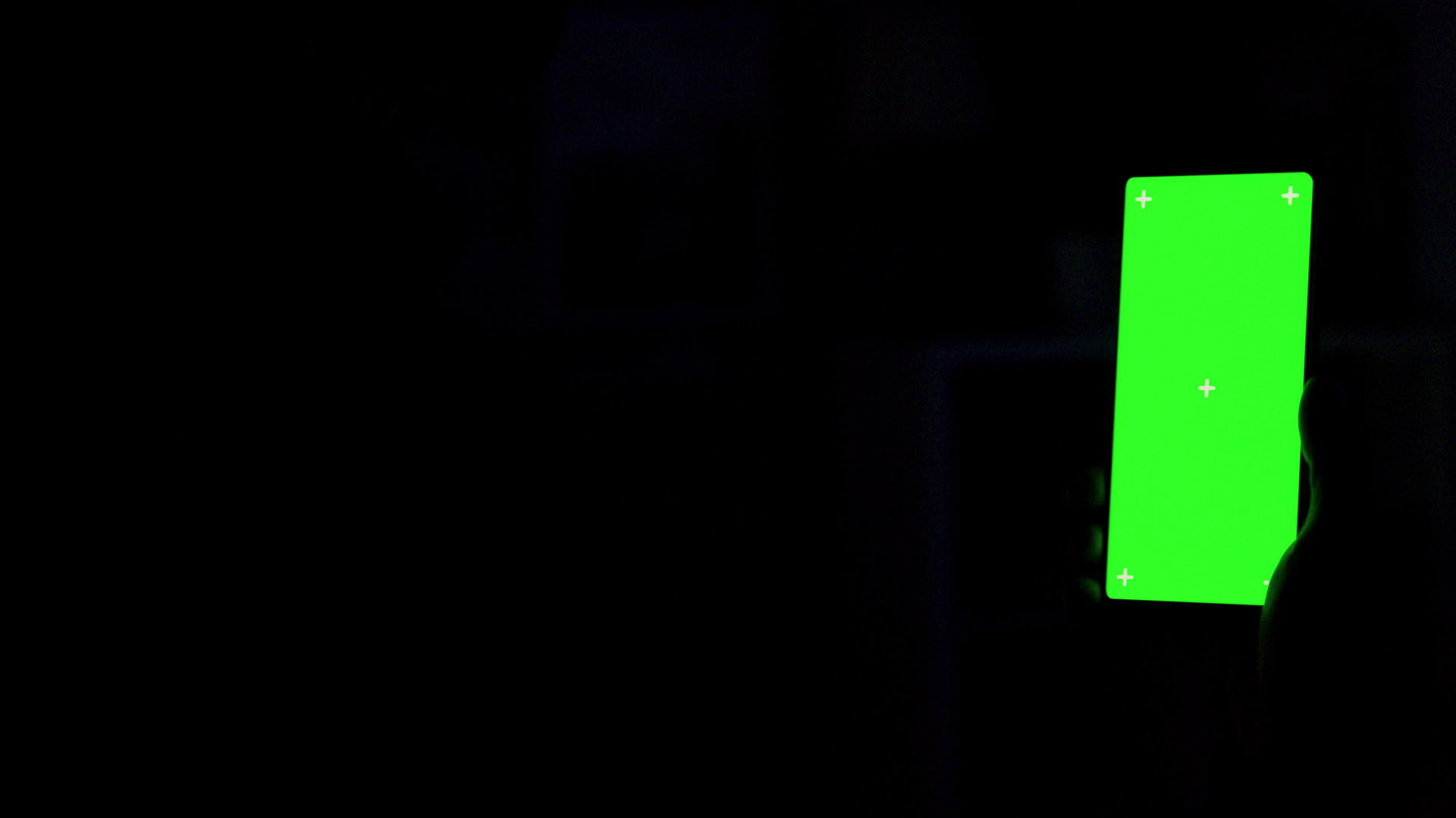 夜间暗室使用带绿屏的智能手机视频的预览图