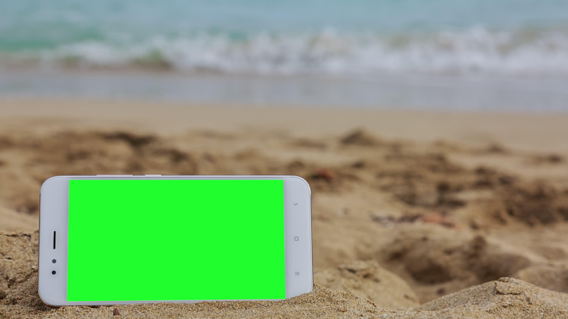 海滩上有绿色屏幕的电话视频的预览图