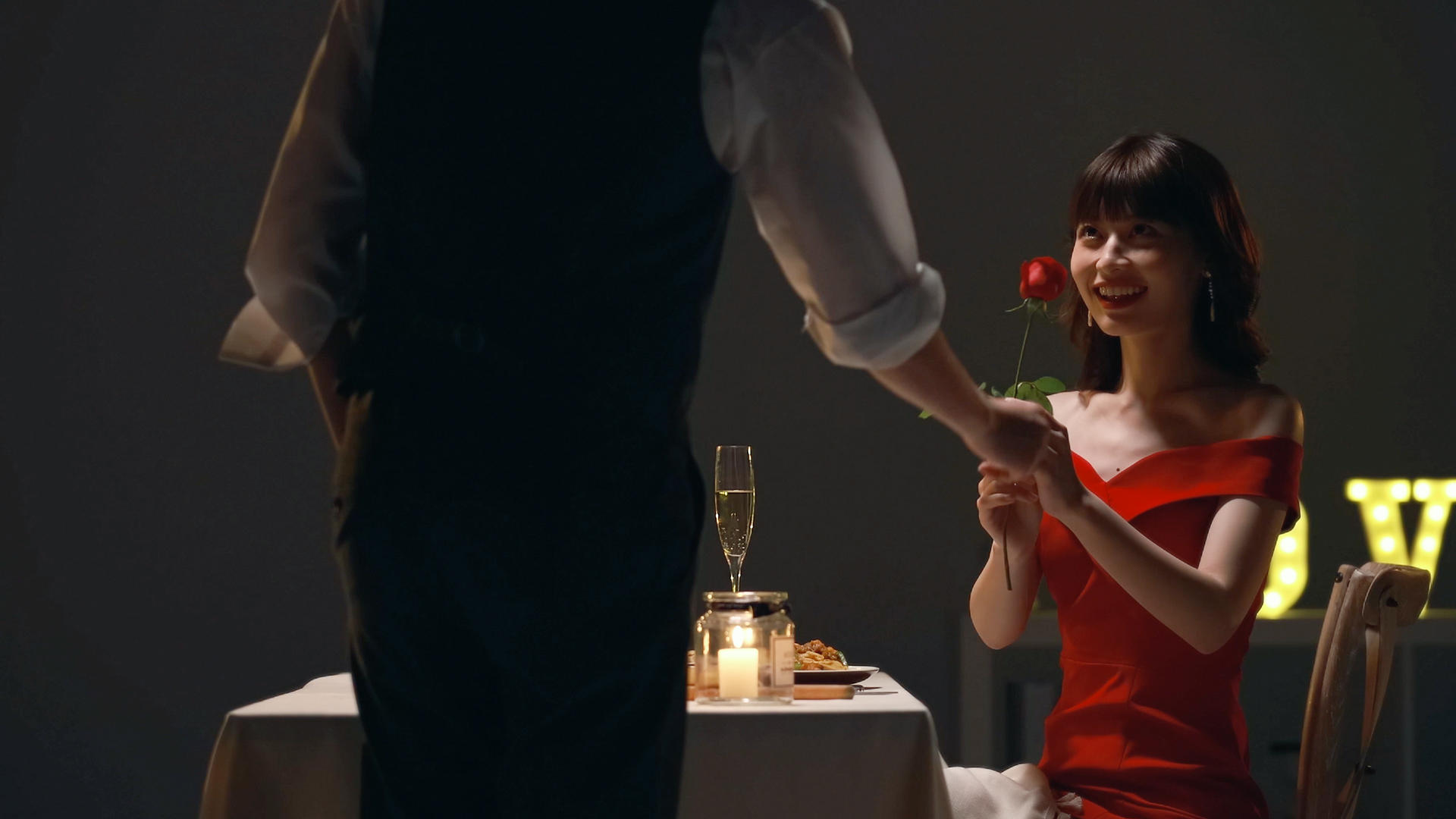 4k年轻情侣约会烛光晚餐视频的预览图