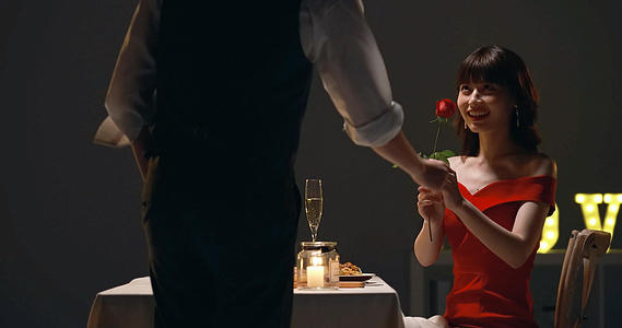 4k年轻情侣约会烛光晚餐视频的预览图