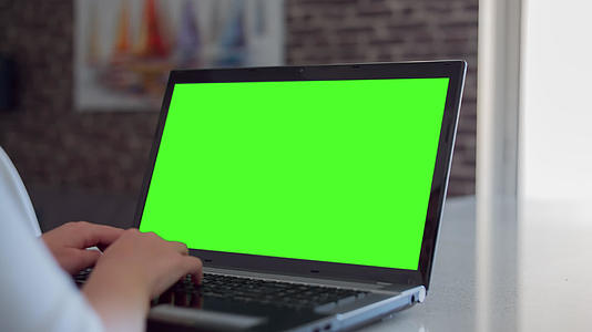 年轻女性在家用笔记本电脑工作视频的预览图