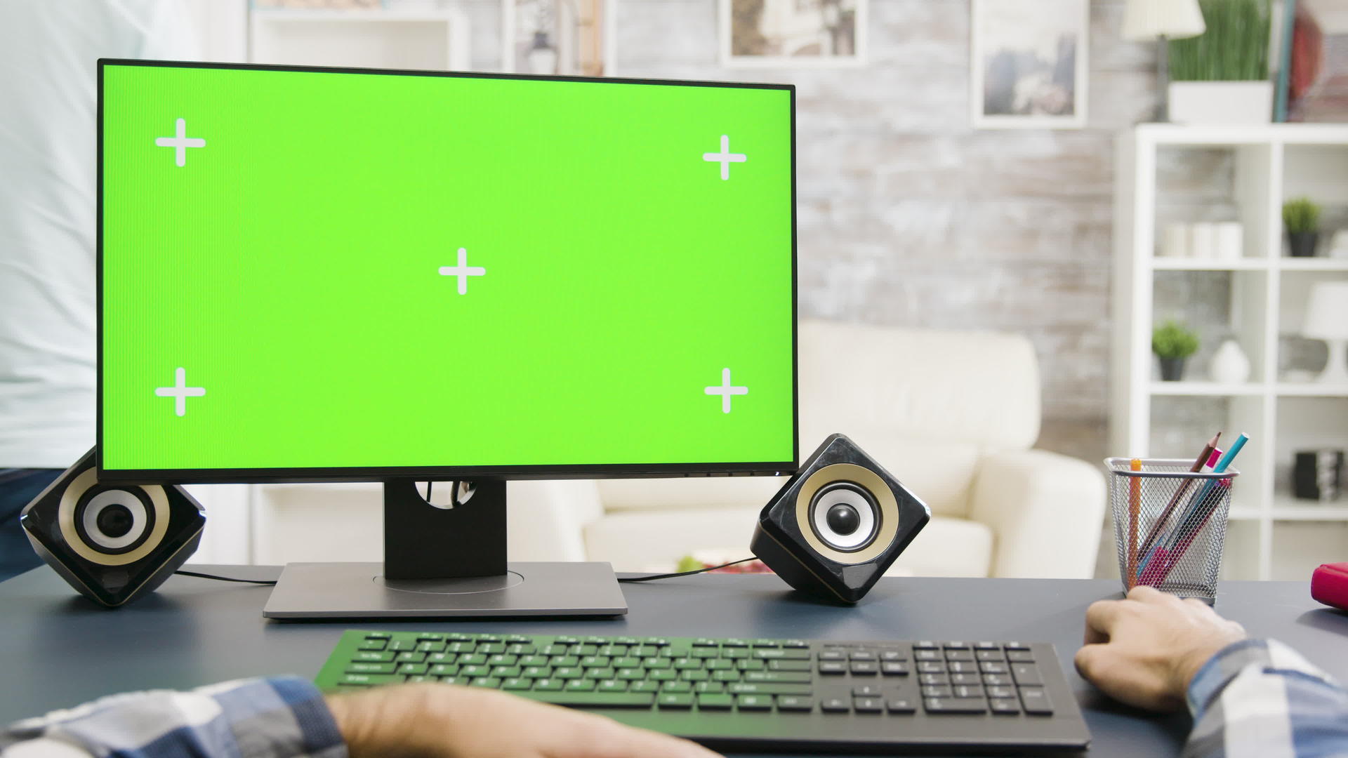 雄手在绿色屏幕上用明亮明亮的空间打字视频的预览图