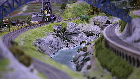 微型世界之火车货车过隧道视频的预览图