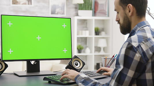 在准光谱片段中年轻人使用绿色屏幕Pc工作视频的预览图