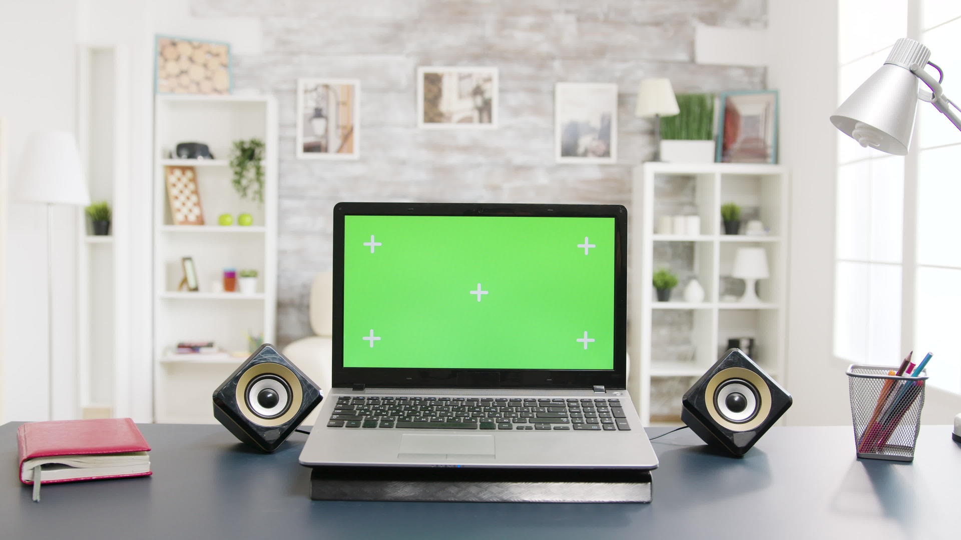 房间里的桌子上没有绿色屏幕笔记本电脑视频的预览图