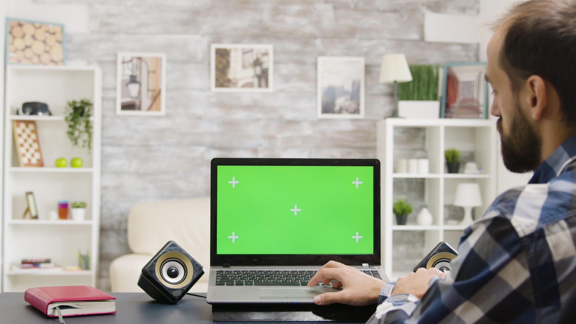 男人用绿屏看笔记本电脑的镜头视频的预览图