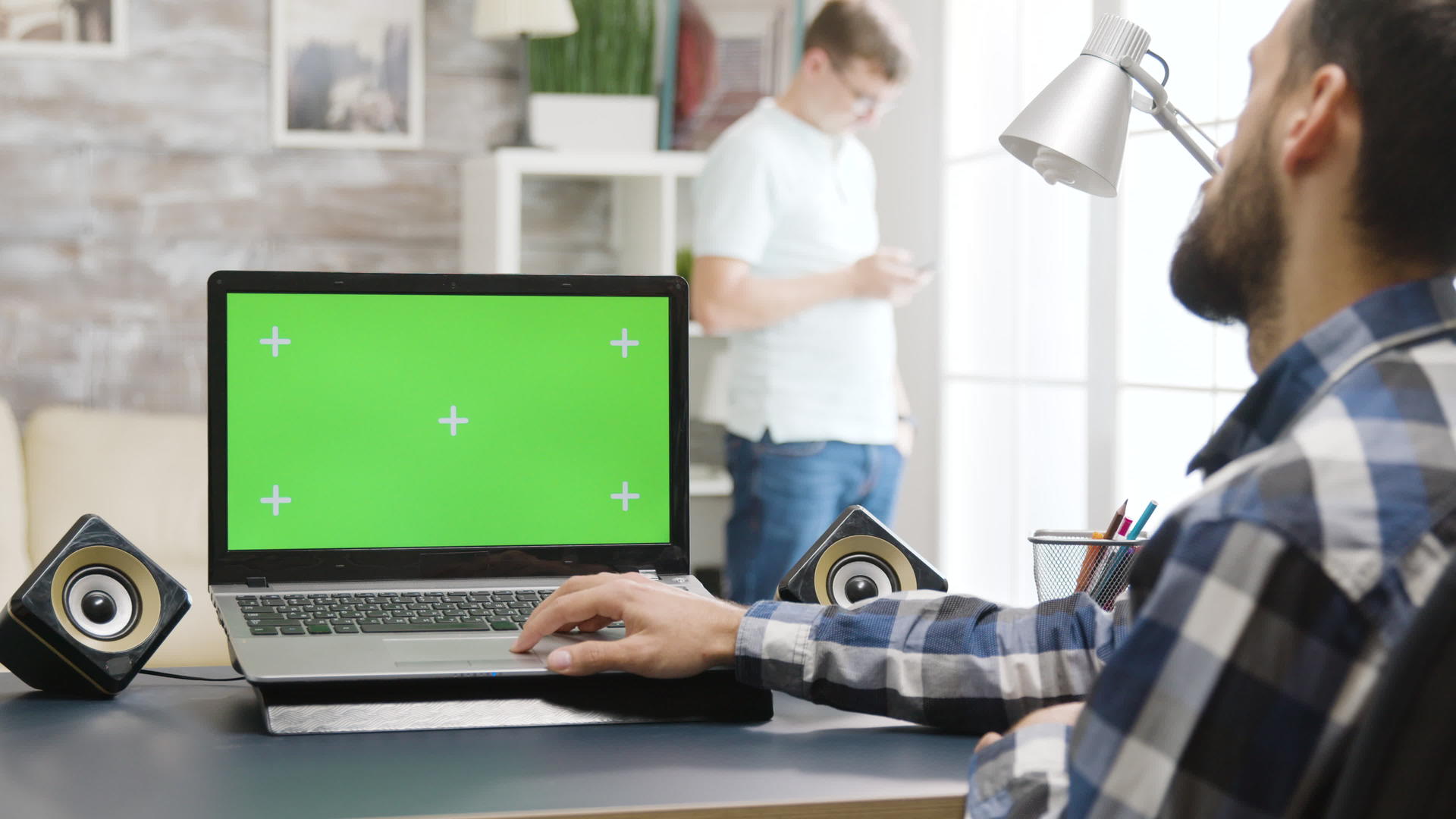 男人用绿色屏幕在笔记本电脑上工作视频的预览图